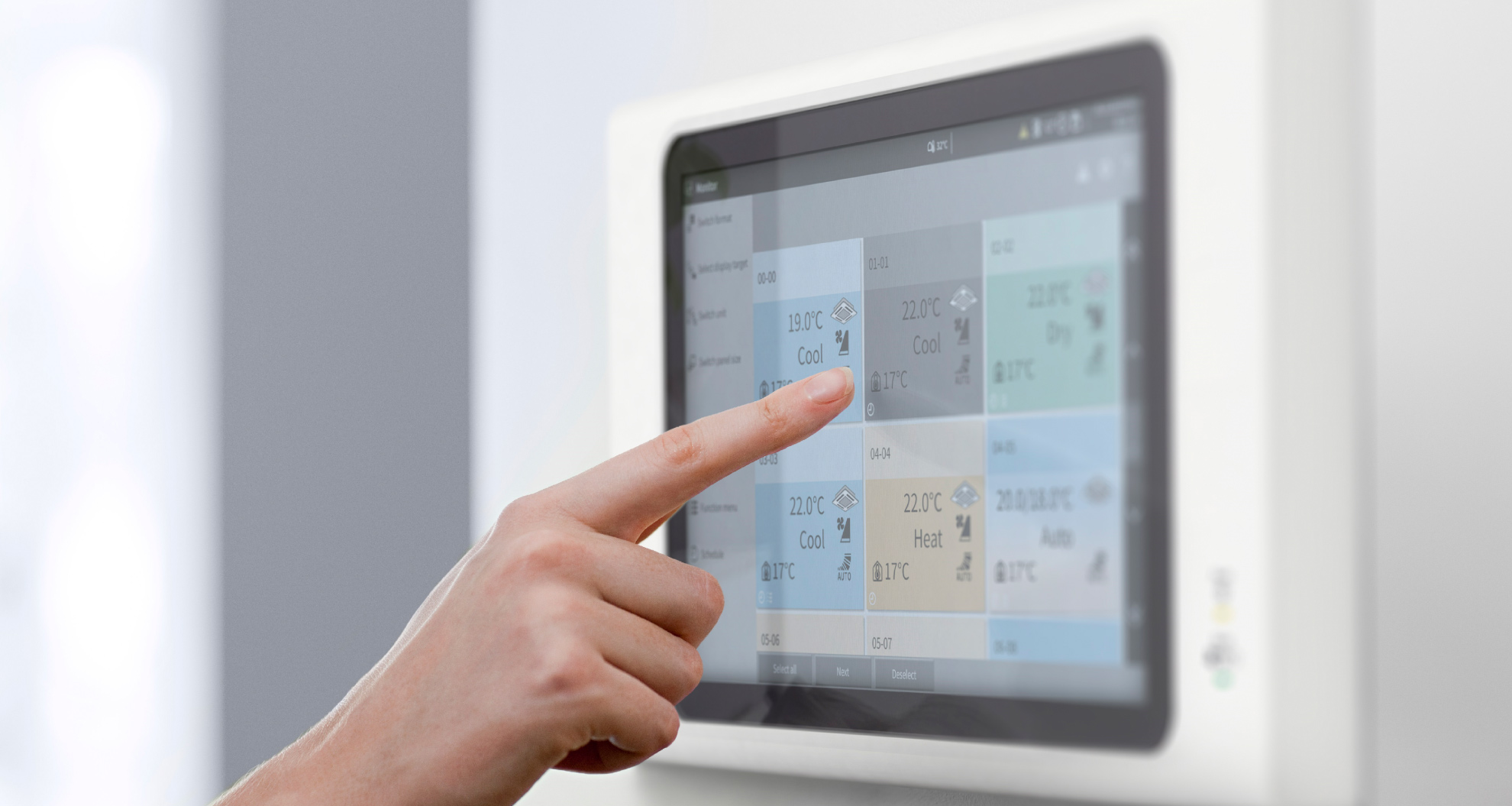 Air Conditioner Controller. Controller ACS. Пульт кондиционера в руке. Types of Control.